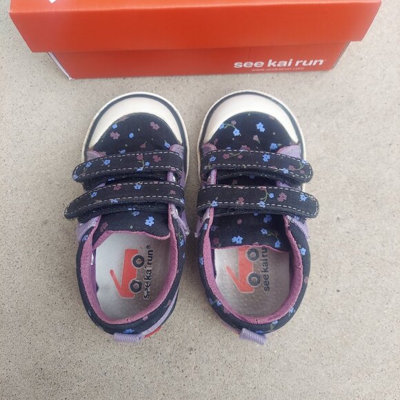 See Kai Run Robyn Black Floral - Picture 6 of 8